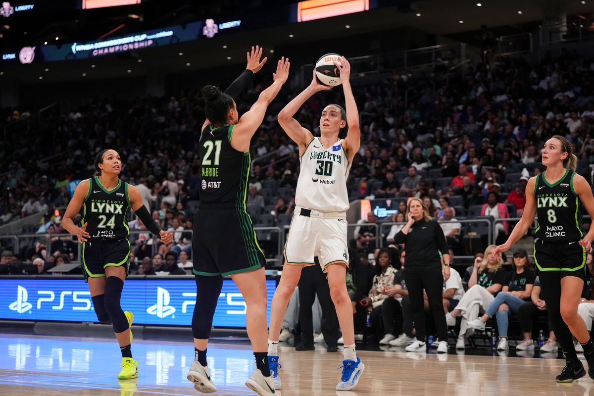 Breanna Stewart and Lynx players
