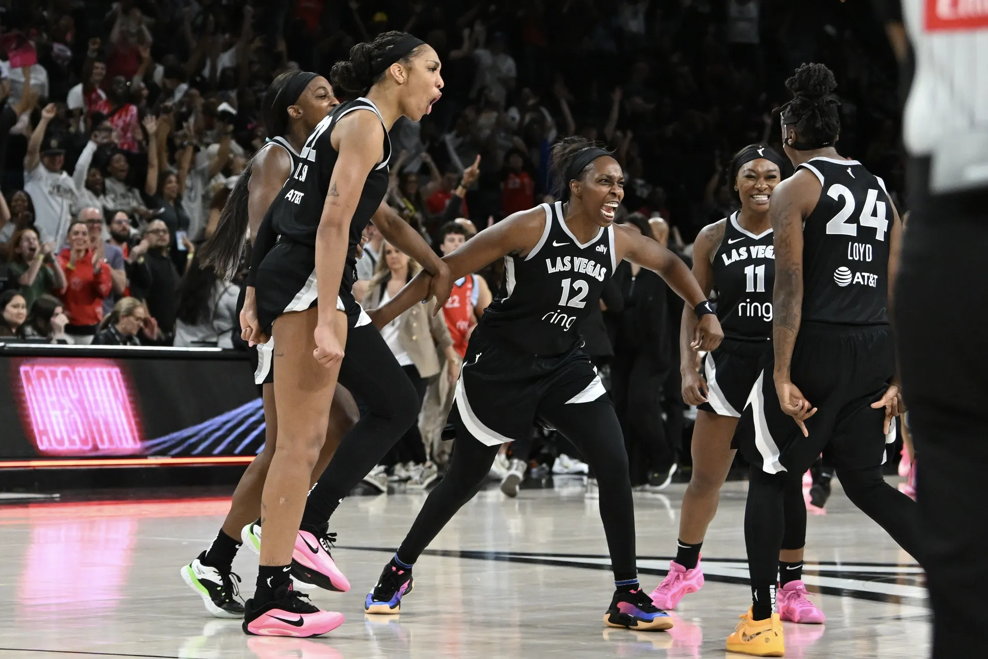 A'ja Wilson and Chlesea Gray