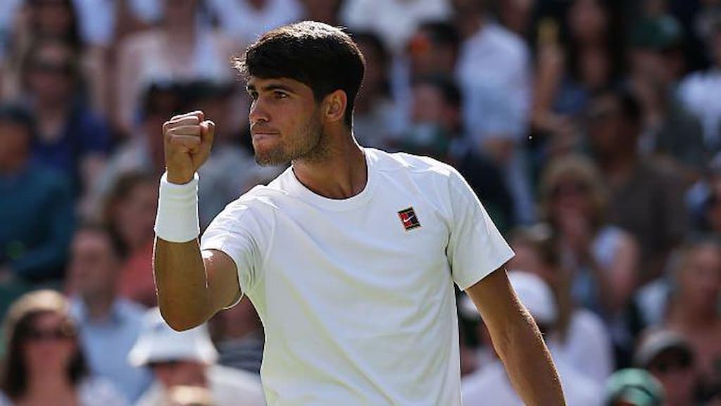 Carlos Alcaraz, the 2025 Wimbledon men's singles favorite - Wimbledon 2025 Men's Singles Odds & Favorites cover