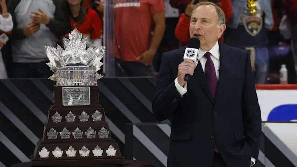 NHL commissioner Gary Bettman stands beside the Conn Smythe Trophy (Conn Smythe Trophy betting guide cover)