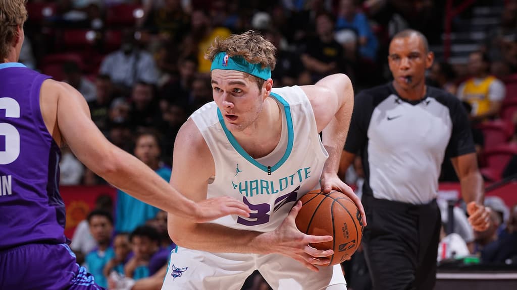Liam McNeeley of the Charlotte Hornets in action during an NBA Summer League game - Spurs vs. Hornets NBA Summer League 7/17 Prediction & Picks cover