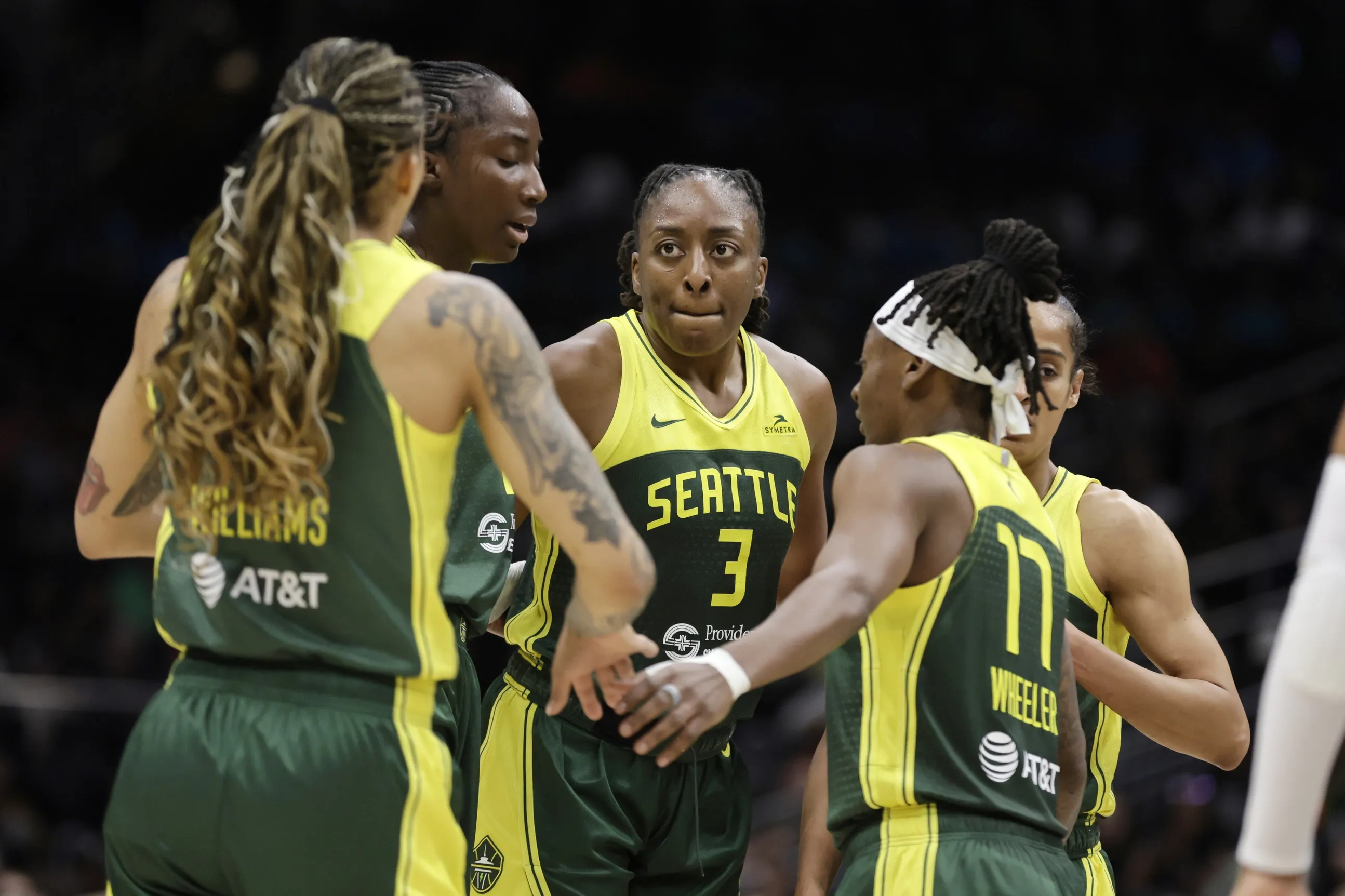 Nneka Ogwumike and teammates