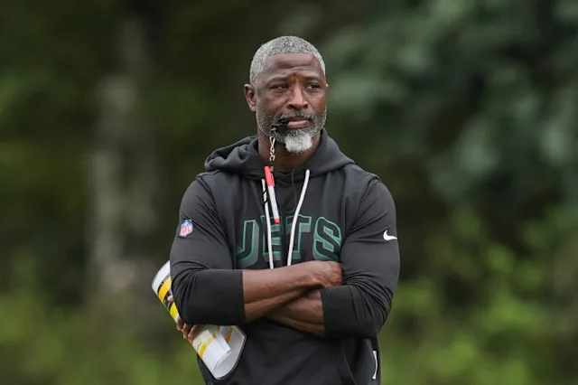 How will the Jets respond after the trade deadline? Find out here with our New York Jets vs Cleveland Browns preview & bet...